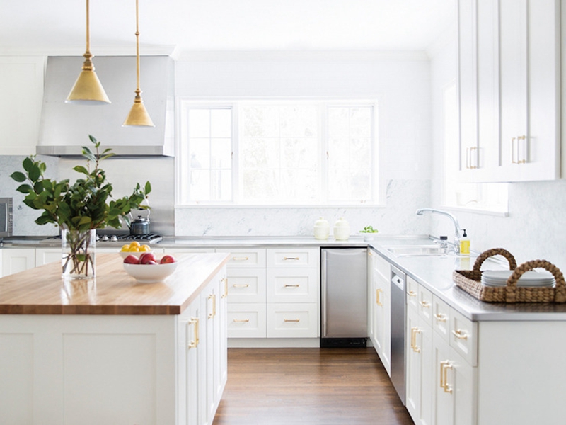 YALIG Stilvolle Design-Küchenschränke aus weiß lackiertem Massivholz mit schönen Griffen und Porzellan-Arbeitsplatten