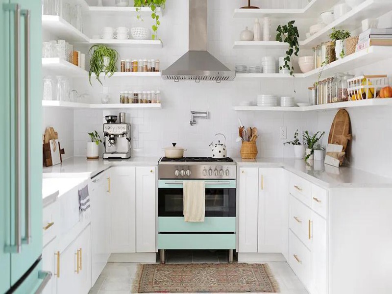 Glänzend weiß lackierte Küchenschränke aus Massivholz für kleine Küchen