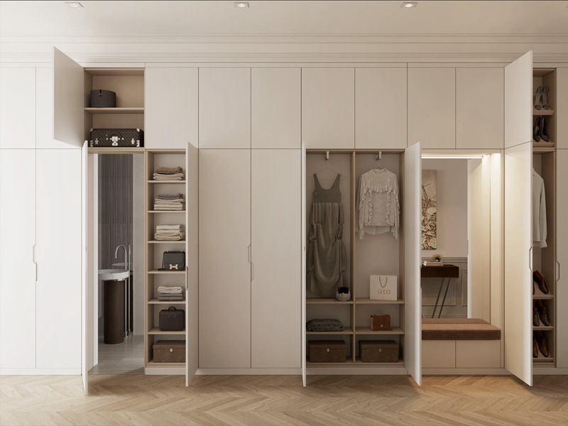 Moderner, minimalistischer begehbarer Kleiderschrank aus Massivholz mit Glastür