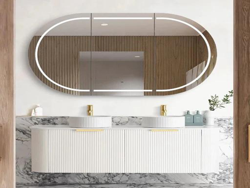 Hochwertiger Badezimmerschrank aus cremeweiß lackiertem Massivholz mit Türleiste