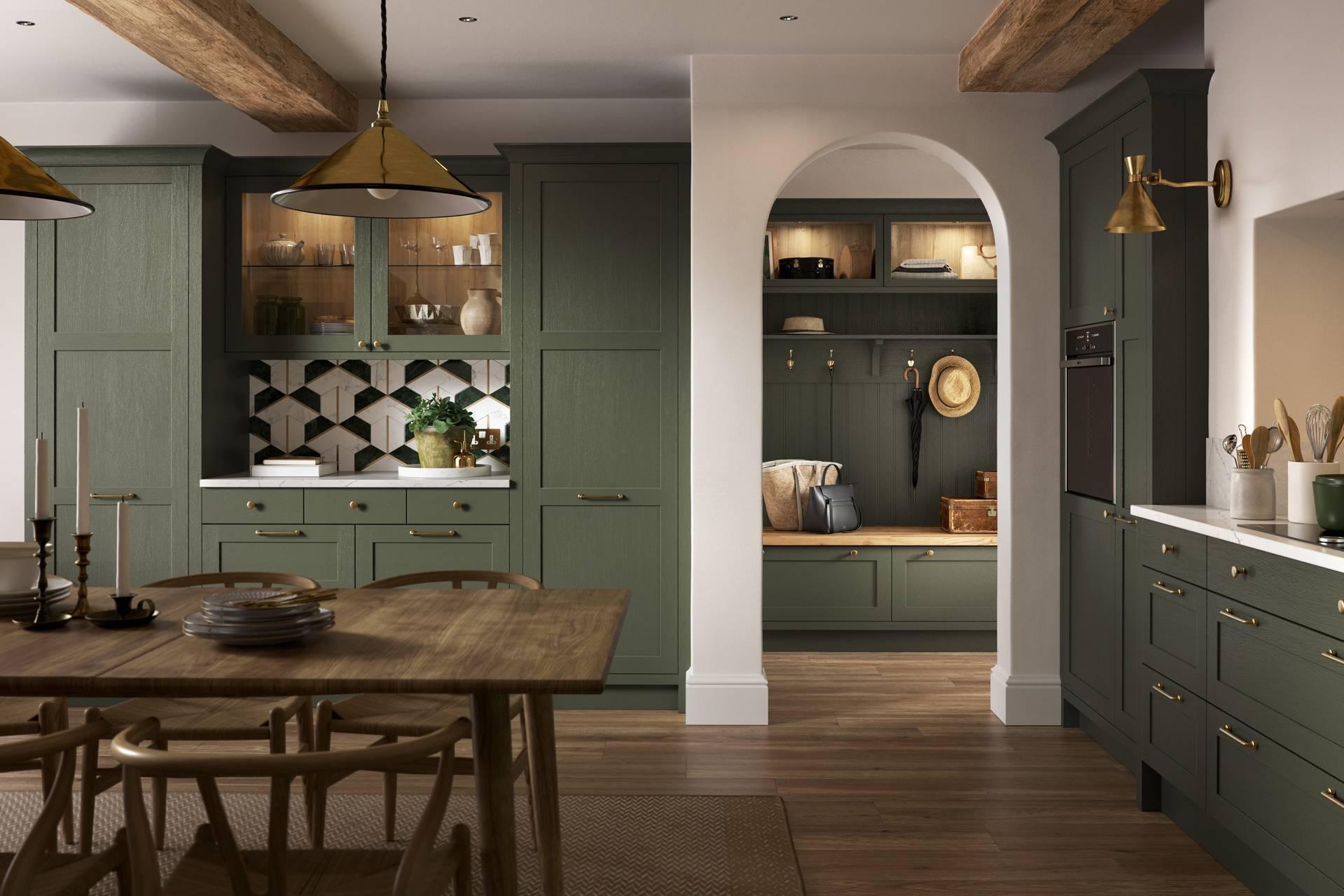 Hochwertige, dunkelgrün lackierte Massivholz-Küchenschränke mit goldenen Griffen