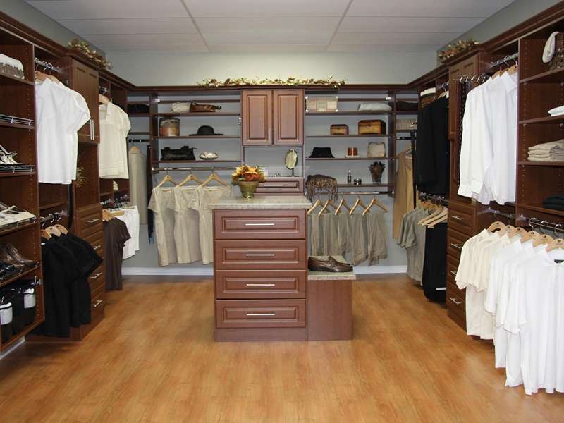 Klassischer, dunkler, begehbarer Kleiderschrank aus massivem Holz im Shaker-Stil mit gut aussehender Türleiste