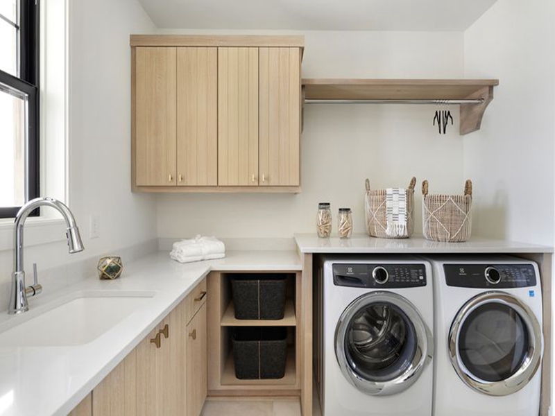 High-End-Waschraumschrank im minimalistischen Stil mit offenem Fachdesign