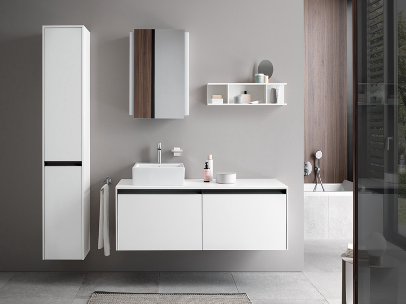 Minimalistischer Badezimmer-Waschtisch aus weißem Massivholz mit wandmontiertem Badezimmerschrank mit mehreren Stauräumen