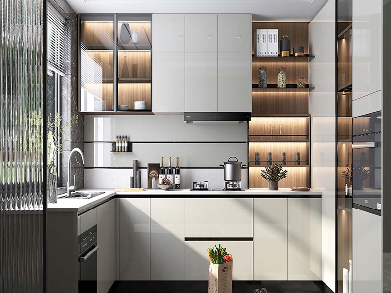 Hochwertige, moderne, glänzend weiß lackierte Massivholz-Küchenschränke mit schwarzen Griffen