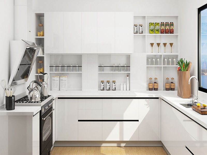 Hochwertige, moderne, glänzend weiß lackierte Massivholz-Küchenschränke mit schwarzen Griffen