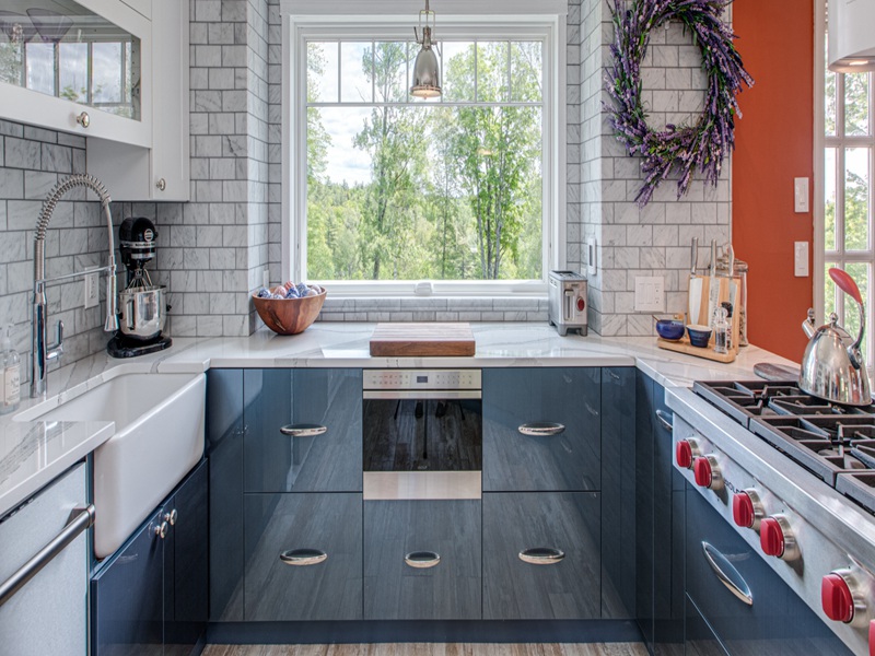 Elegante, blau glänzende Küchenschränke, Massivholzschränke mit Acryl-Finish