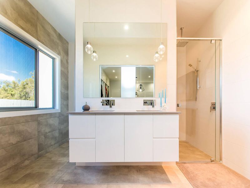 Minimalistischer, weiß lackierter Badezimmer-Waschtisch aus massivem Holz mit grifflosen Designs
