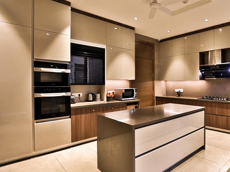Moderne Küchenschränke aus einfarbigem, glänzendem Holz mit Acryl-Finish
