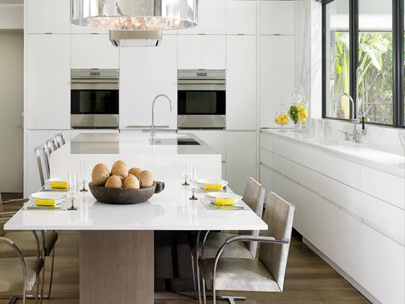 Minimalistische Küchenschränke aus Massivholz mit weiß lackierten Türen und No-Pull-Design