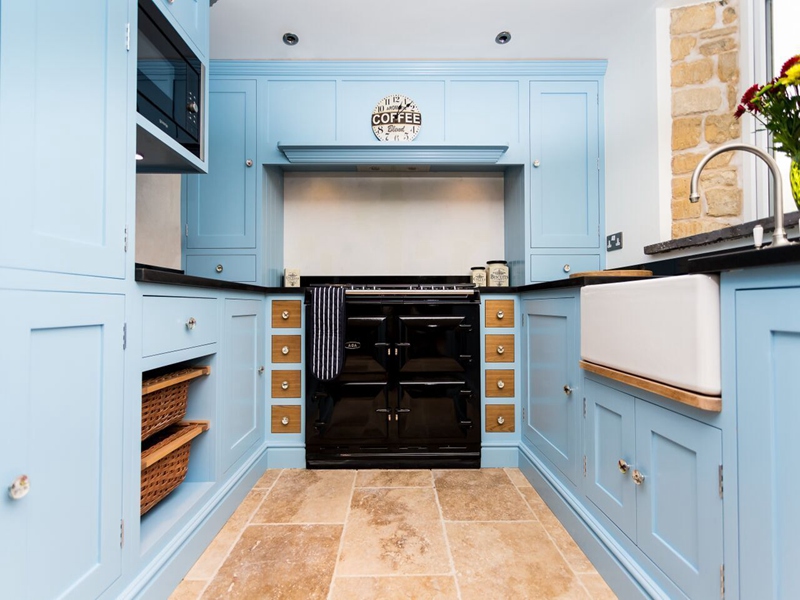 blau lackierter Küchenschrank 