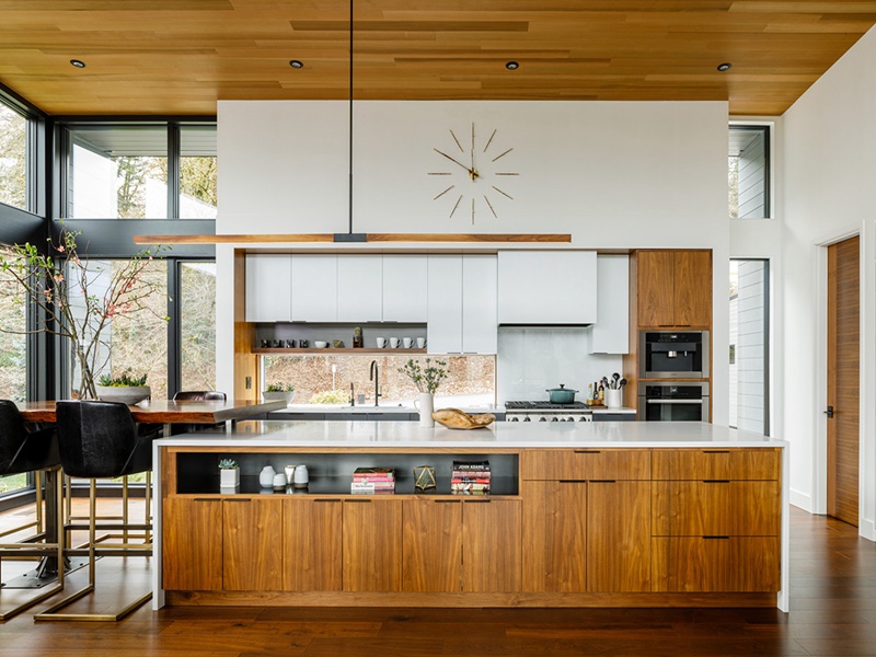 Flachpaneel-Küchenschränke im modernen Stil mit Holzfurnier-Finish und weißer Arbeitsplatte