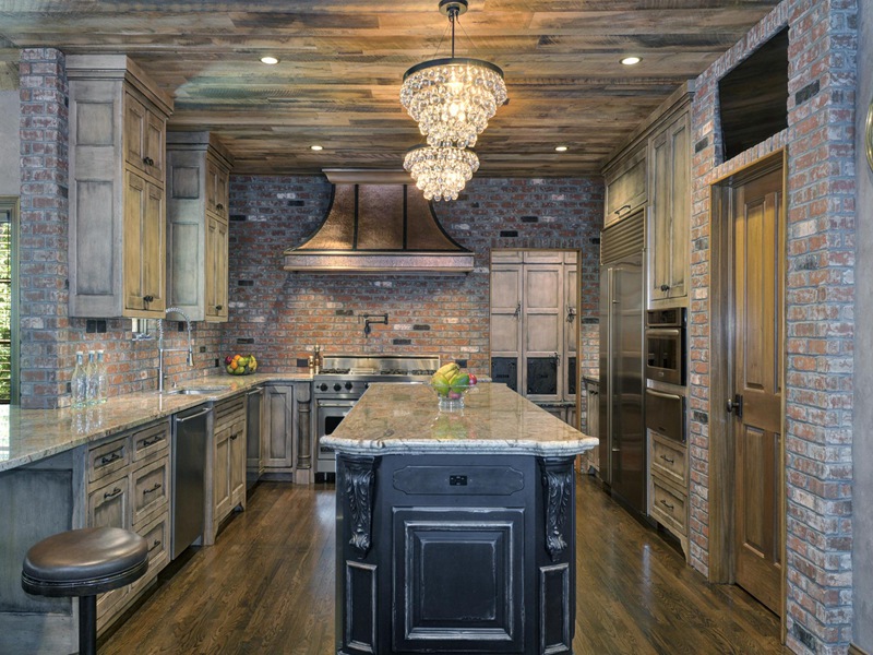 Rustikale Küchenschränke aus massivem Holzpaneel mit schöner Dekoration