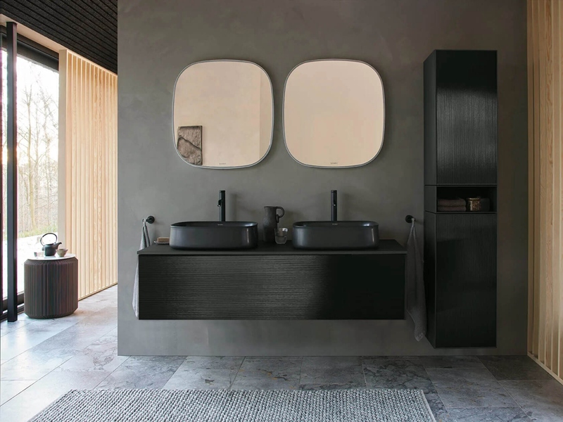 Minimalistischer schwarzer Badezimmerschrank mit klarer Holzmaserung