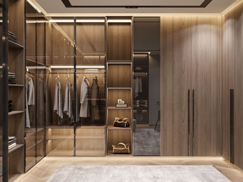 Moderner, minimalistischer begehbarer Kleiderschrank aus massivem Holz mit Walnuss-Melamin-Finish und Glastüren mit Aluminiumrahmen