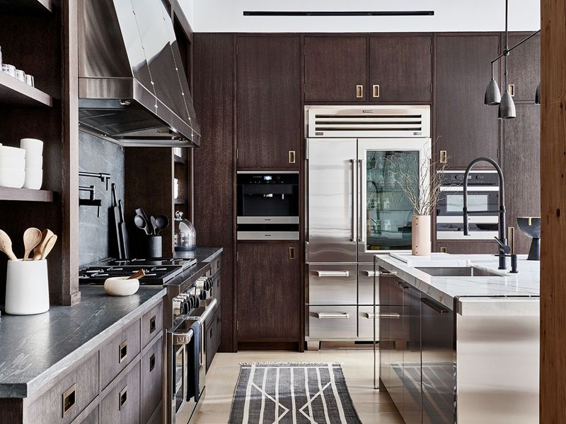 Stilvolle Küchenschränke aus massivem Holz mit dunkler Holzmaserung und Quarzstein-Arbeitsplatten-Designs