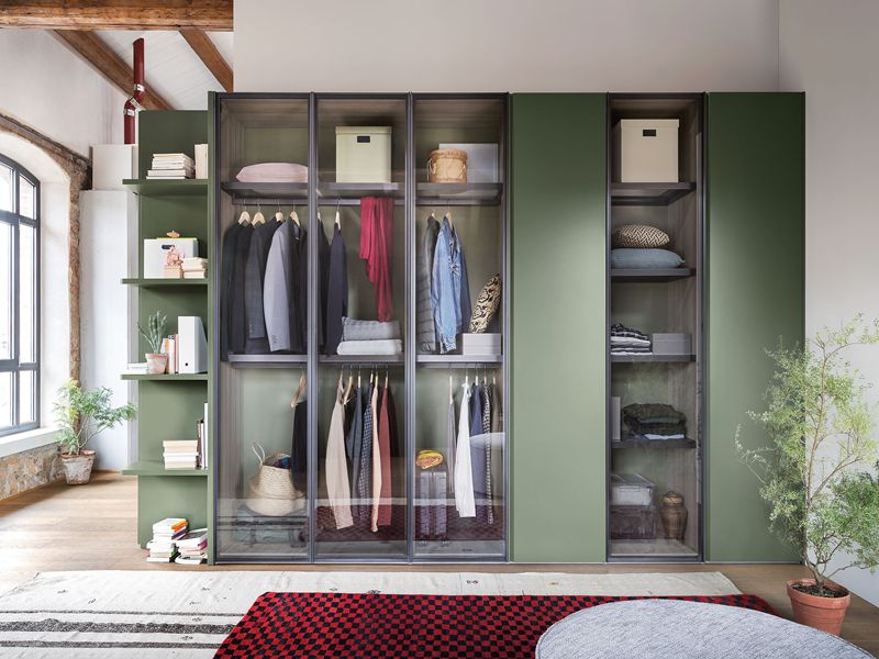 Minimalistischer, mit grünem Lack gefertigter Kleiderschrank aus Massivholz für das Schlafzimmer