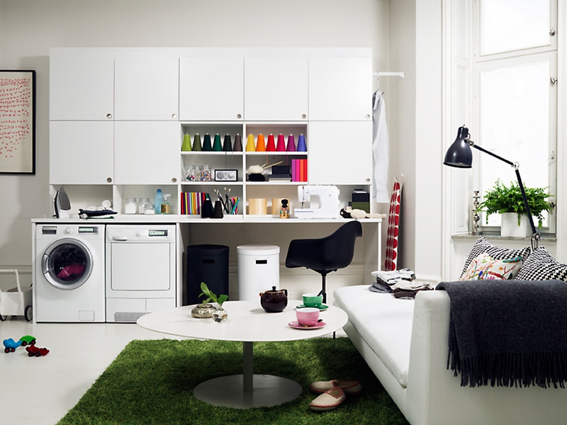 Weißer, moderner Wäscheschrank im neuen Design mit Bürospielplatz