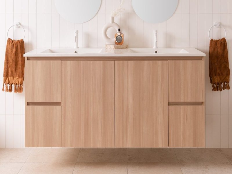 Moderner Badezimmer-Waschtisch im modernen Stil mit Melamin-Holzmaserung und flachem Design. Luxus-Badezimmerschrank aus schwarz lackiertem Massivholz mit Riffelung