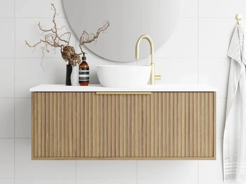 Badezimmer-Waschtisch mit Holzmaserung und geriffeltem Design