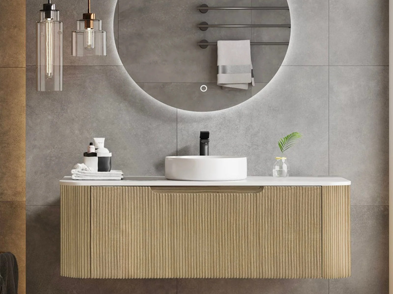 Moderner Badezimmerschrank aus Massivholz mit Wellen in Original-Holzfarbe