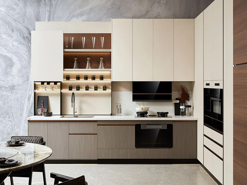 Flache Küchenschränke aus Massivholz im modernen Stil mit zweifarbigen Designs