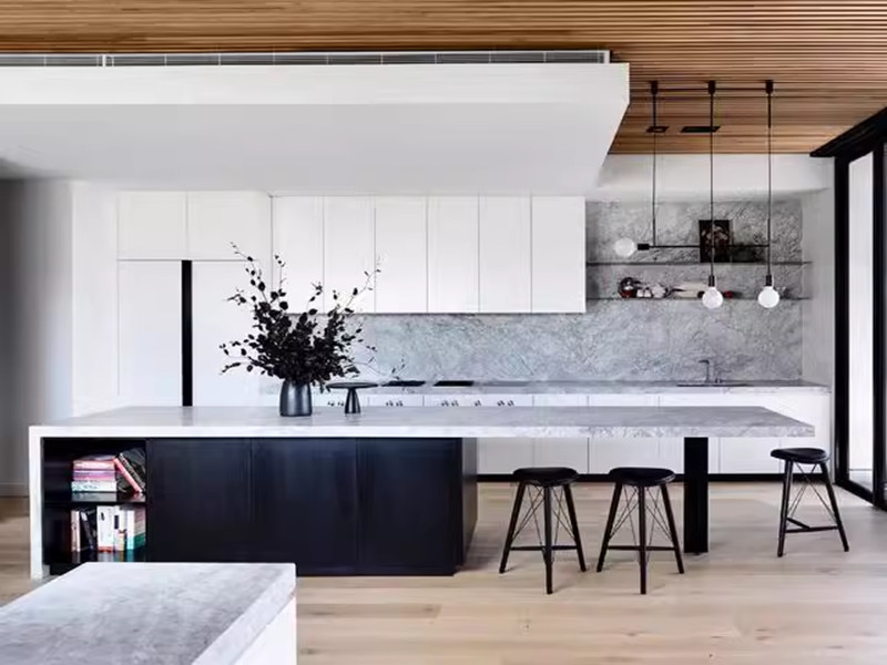 Stilvolle Küchenschränke aus Massivholz mit neuartigen Metallinsel-Designs