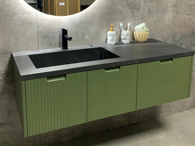Stilvoller Design-Badezimmerschrank aus massivem Holz mit fruchtgrüner Lackierung und Nischenleiste