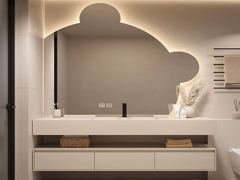 Minimalistischer, weiß lackierter Badezimmerschrank aus Massivholz mit integrierter Arbeitsplatte aus gesintertem Stein