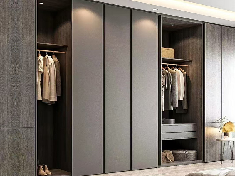 Clevere Kleiderschranklösungen für kleine Schlafzimmer zur Maximierung des Platzes