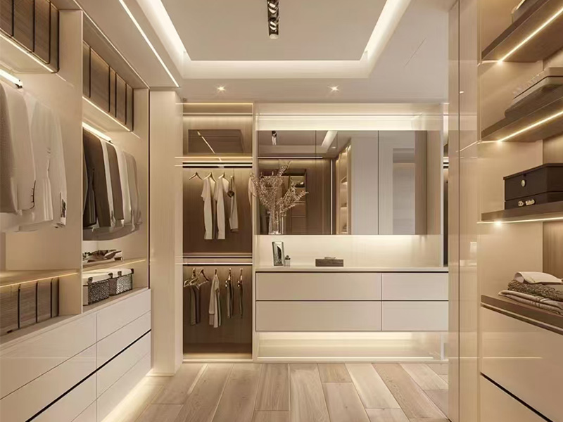 Italienischer leichter Luxus-High-End-Serienschrank für Kleidung, begehbarer Kleiderschrank aus Holz mit LED-Lichtleiste